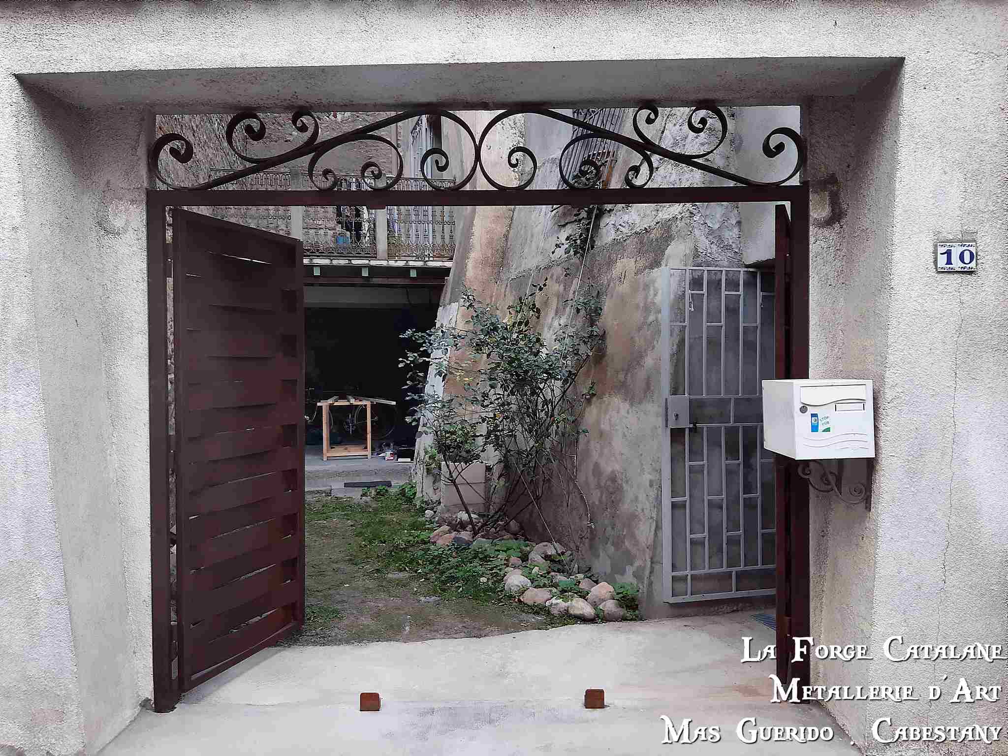 portail lame tole tressee 3 vantaux partie haute fixe avec volutes  forge catalane.jpg